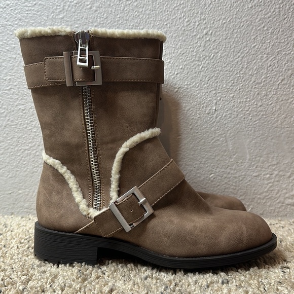 CHARLES BY CHARLES DAVID Chestnut Camper Faux Fur Moto Motorcycle Boots sz 7.5 - Picture 3 of 13